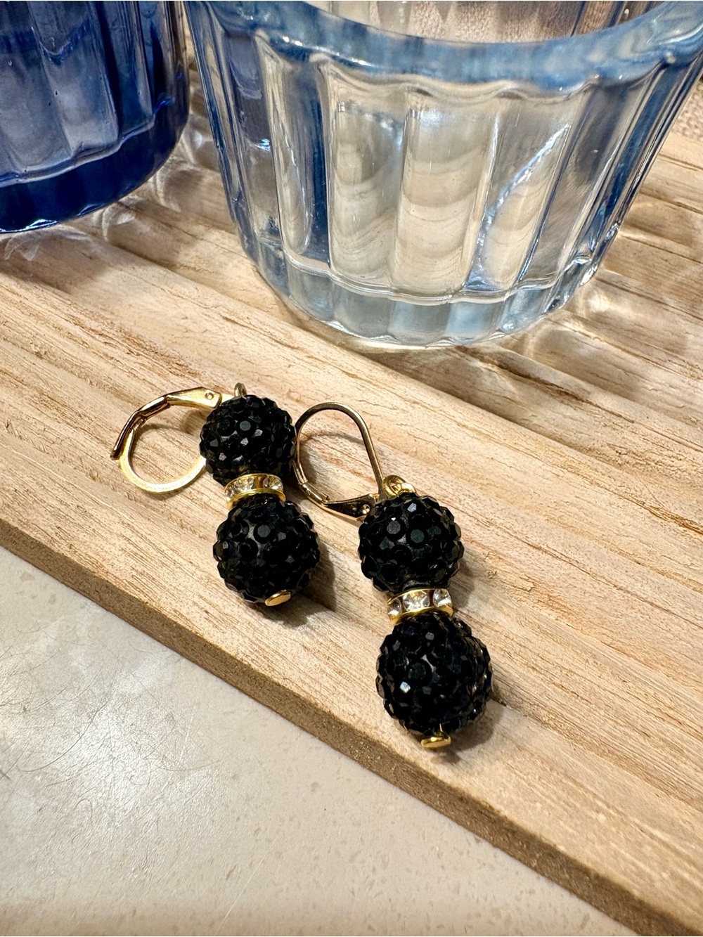 Artisan Jewelry: Elegant Black Crystal Drop Earrings - Gold Tone